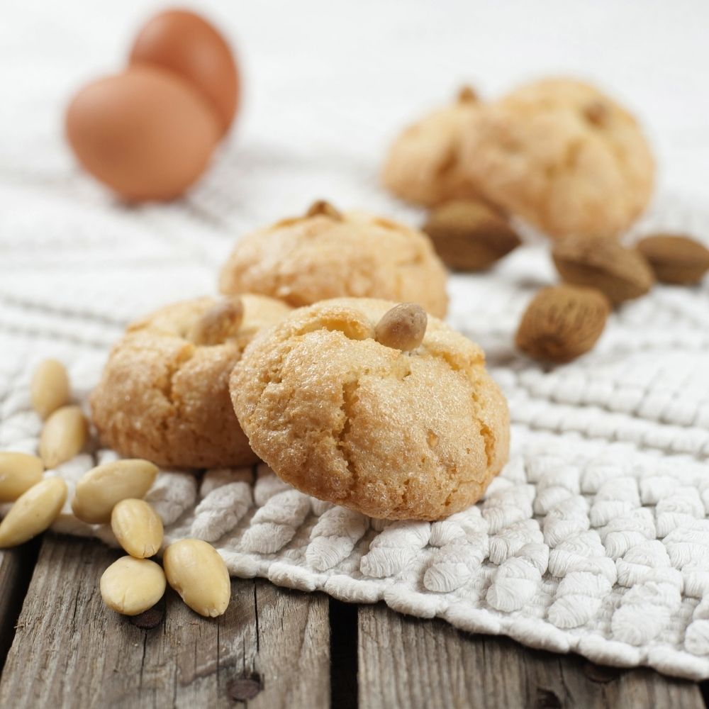 amaretti morbidi Foto di amaretti morbidi con mandorle su un tavolo