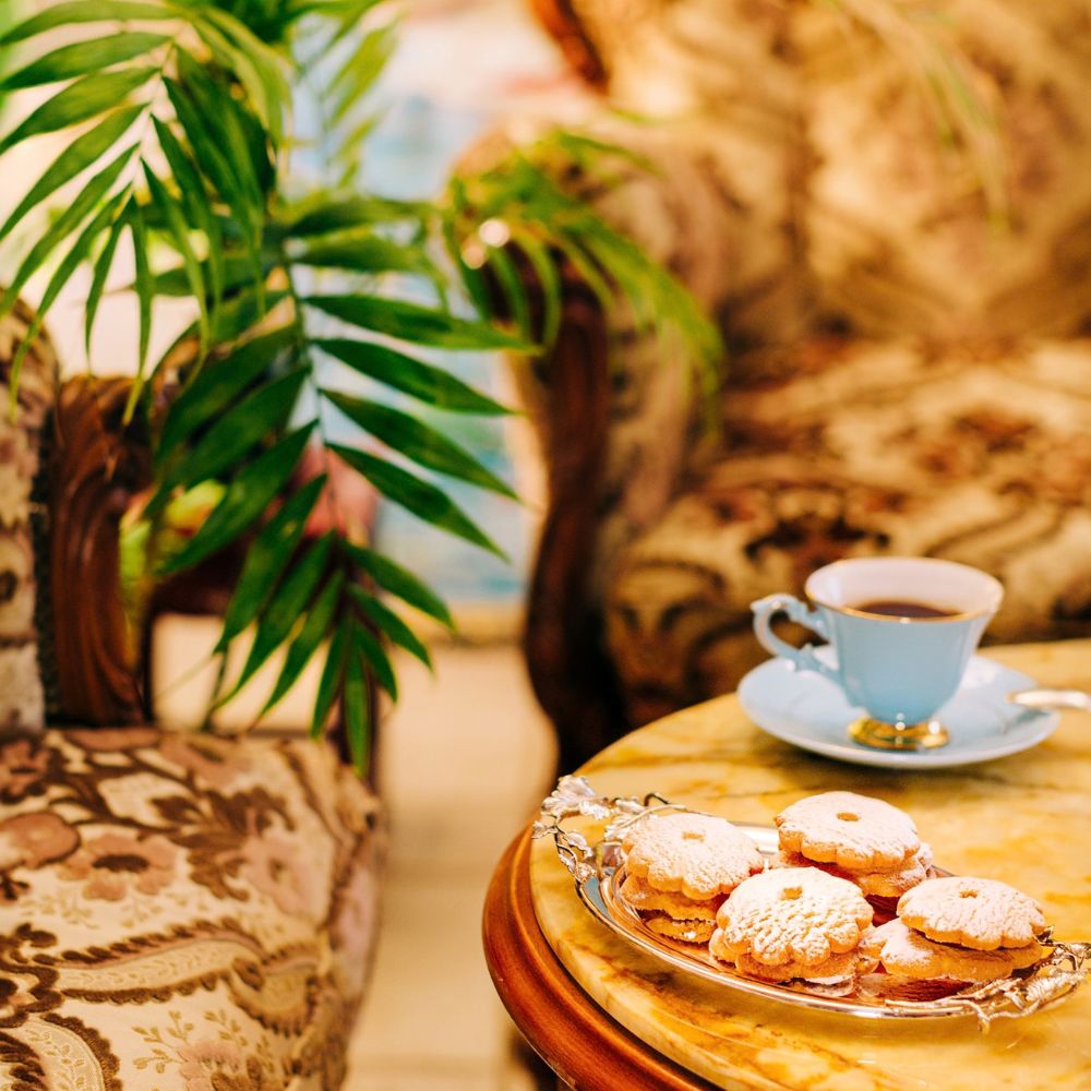 Vassoio di ciambelle con marmellata ciambella con marmellata inzuppata