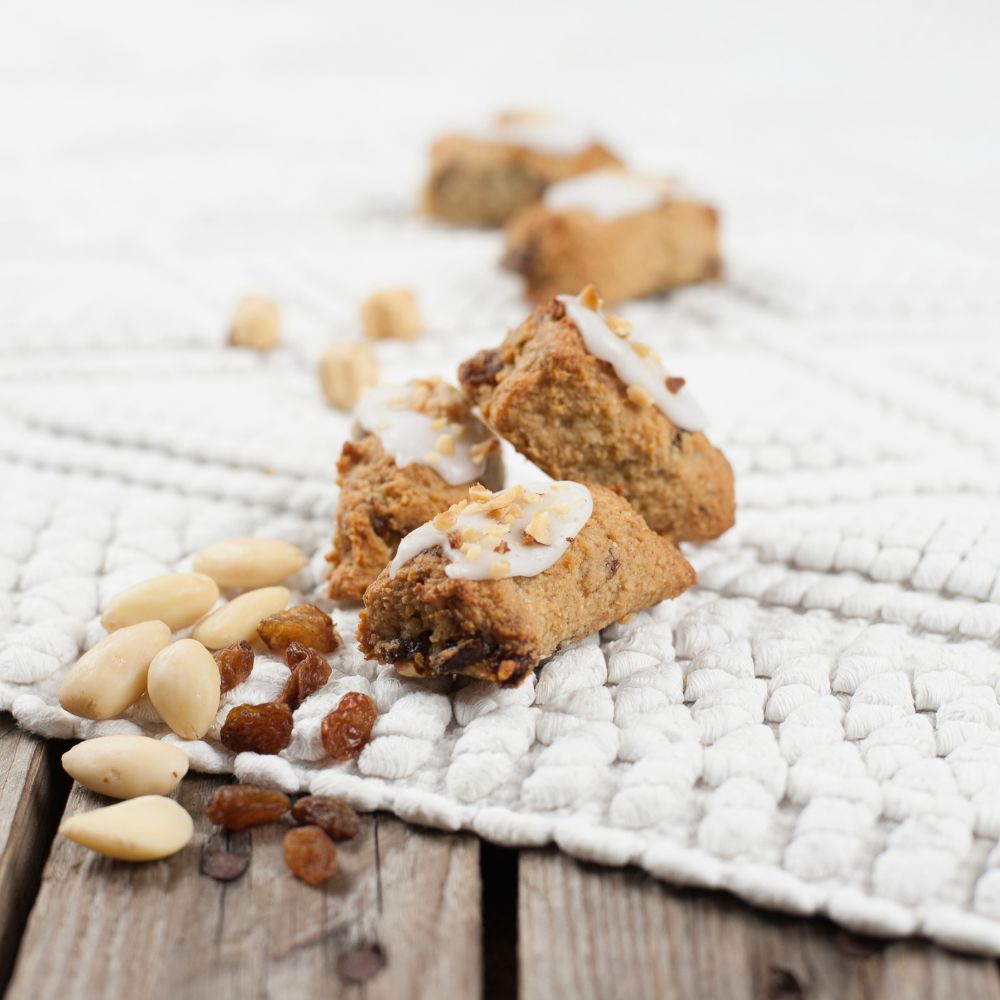 tronchetti con nocciole e mandorle dettaglio di tronchetti - dolci sardi di Corronca - biscottificio Sardegna