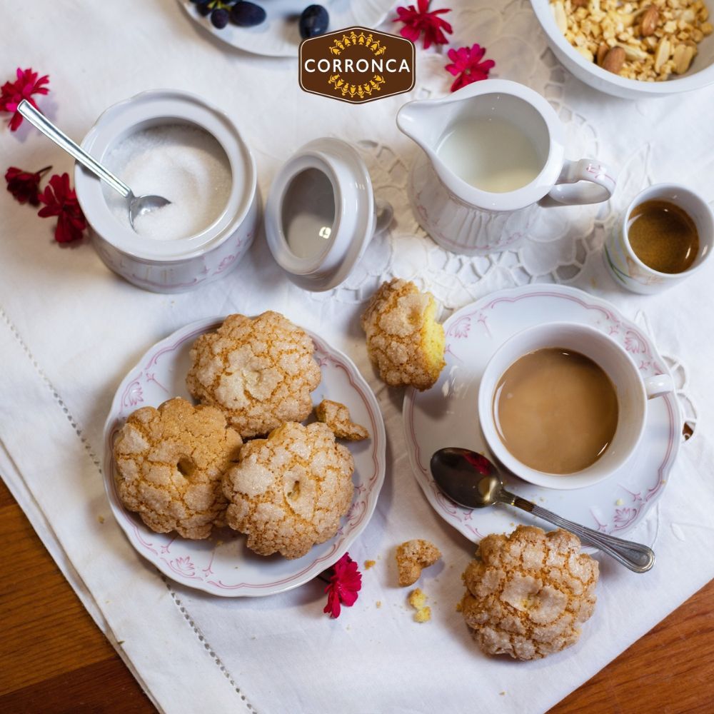 ciambelle granella ciambelle granella su tavolo con caffè e zucchero
