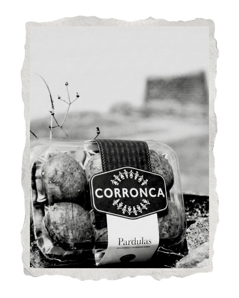 foto di pardulas sfondo nuraghe - Dolci Sardi Corronca